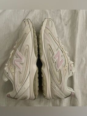 New Balance Women's Cream Sneakers with Light Pink Logo Accents NEVER WORN